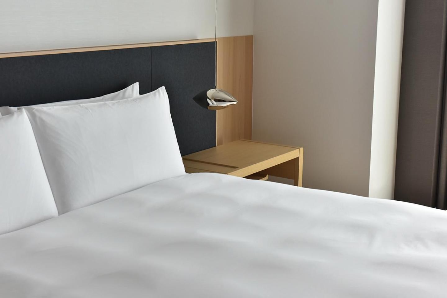 Silks Club Hotel Kaohsiung Exterior photo A bed with a nightstand