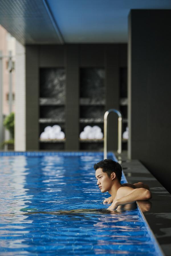 Silks Club Hotel Kaohsiung Exterior photo A man swimming in a pool