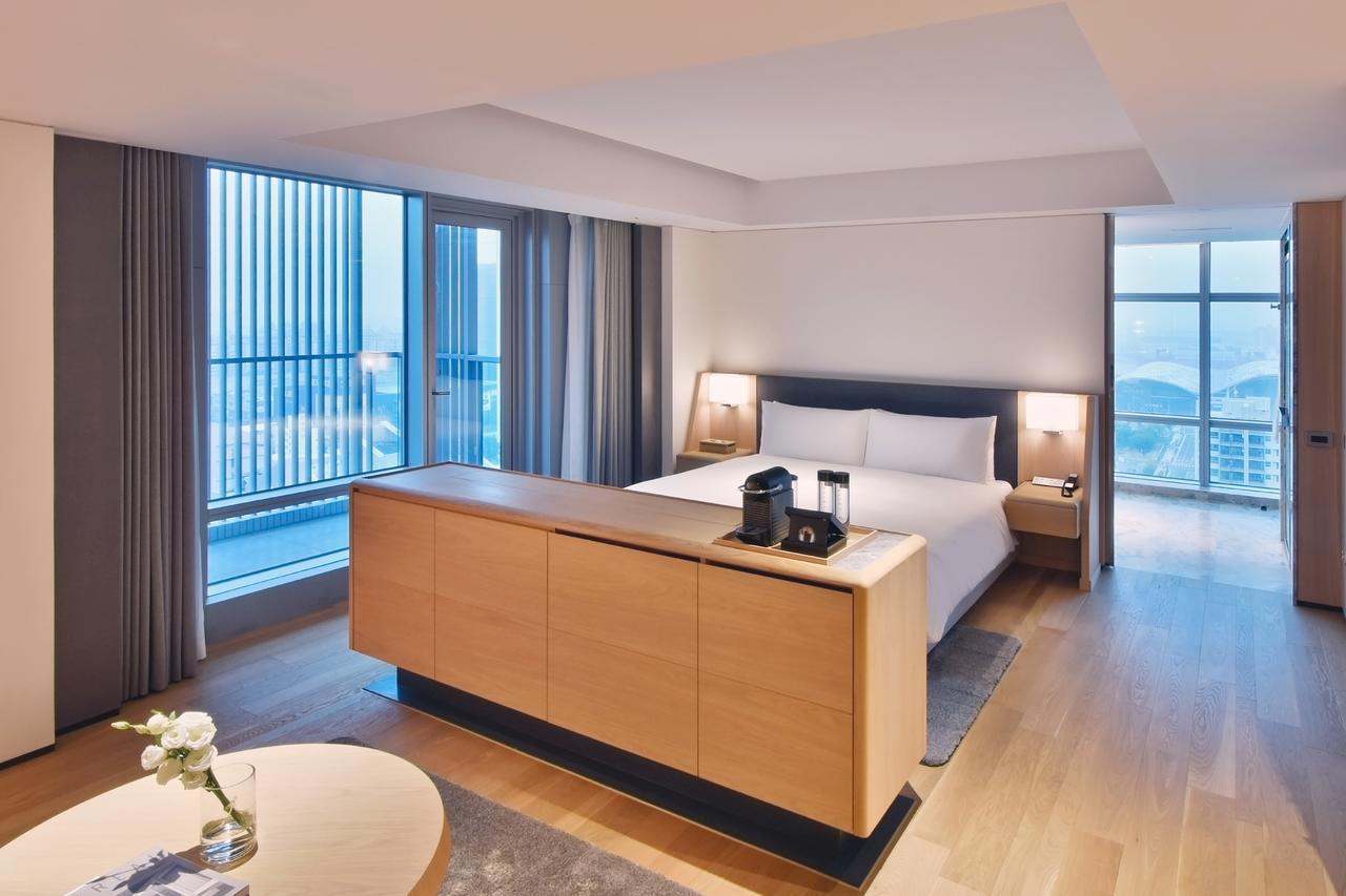 Silks Club Hotel Kaohsiung Exterior photo A bedroom at the hotel